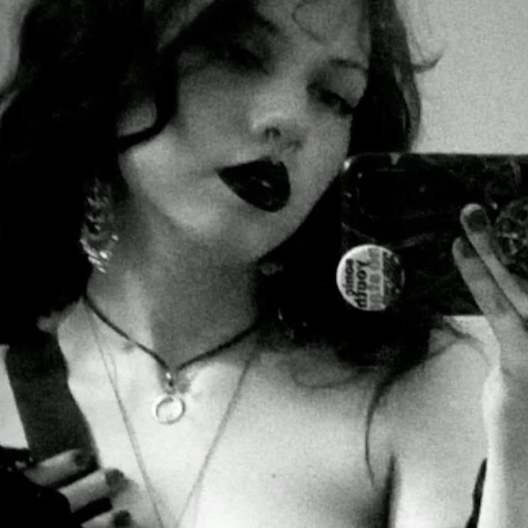 Meet your Posher, Ash - Picture 4 of 4